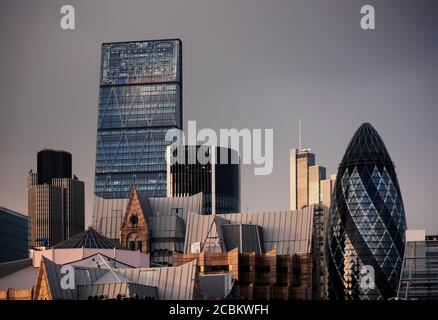 Skyline con gli edifici Cheesegrater e Gherkin, Londra, Regno Unito Foto Stock