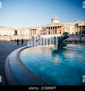 La National Gallery e Trafalgar Square Fountain, Londra, Regno Unito Foto Stock