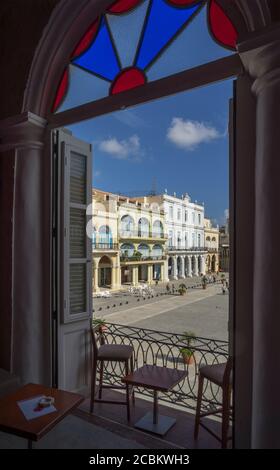 Architettura coloniale in Plaza Vieja dal balcone dell'hotel, l'Avana, Cuba Foto Stock