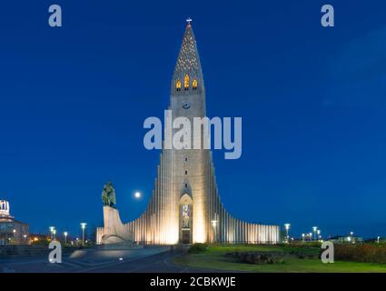 Hallgrimskirkja chiesa e statua illuminata di notte, Reykjavik, Islanda Foto Stock