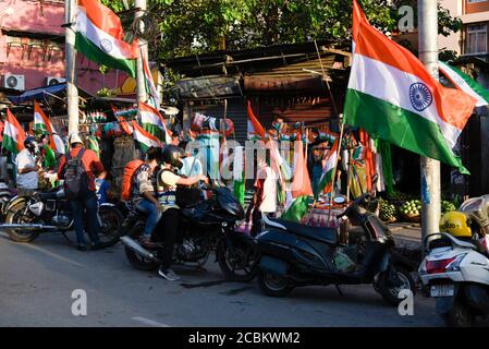 Guwahati, Assam, India. 14 agosto 2020. Vendor tricolore in strada prima del giorno dell'Indipendenza, in mezzo alla pandemia di coronavirus a Guwahati. Credit: David Talukdar/ZUMA Wire/Alamy Live News Foto Stock