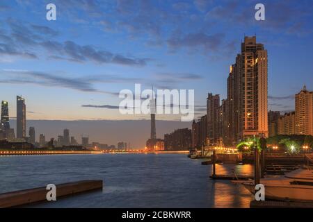 Fiume Pearl e skyline di Guangzhou illuminati di notte, Cina Foto Stock