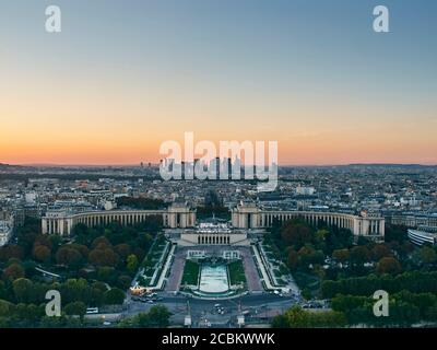 Il Palais de Chaillot e il quartiere finanziario si vedevano dalla Torre Eiffel, Parigi, Francia Foto Stock
