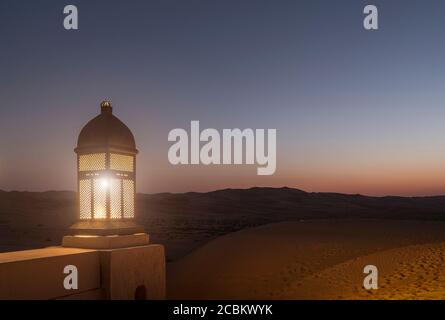 Lanterna araba nel deserto del quartiere vuoto di Abu Dhabi, Emirati Arabi Uniti Foto Stock