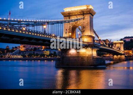 Vista sul Fiume Danubio del Ponte delle Catene e il Castello di Buda di notte, Budapest, Ungheria Foto Stock