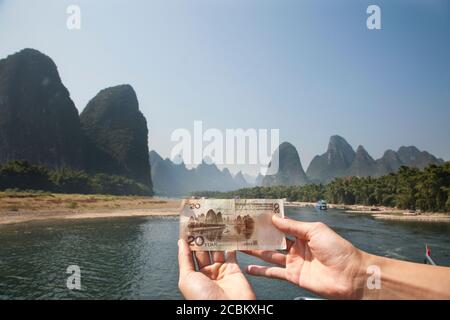 Scenario del fiume li mostrato sul retro della banconota da 20 Yuan, tra Xingping e Yucun sul fiume li, Guilin, Cina Foto Stock
