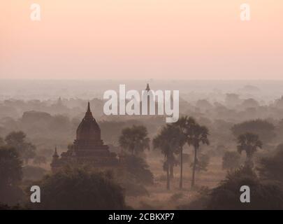 Vista panoramica di Bagan al tramonto, Mandalay Regione, Myanmar Foto Stock