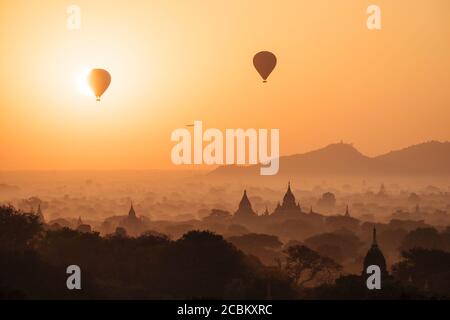 Mongolfiere al tramonto, Bagan, Mandalay Regione, Myanmar Foto Stock