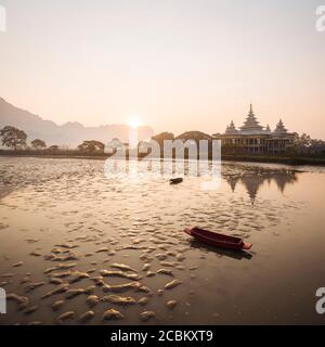 Acque calme, Kyauk Ka Latt Pagoda, hPa An, Kayin Stato, Myanmar Foto Stock