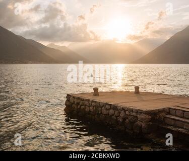 Baia di Kotor al tramonto, Dobrota, Montenegro Foto Stock