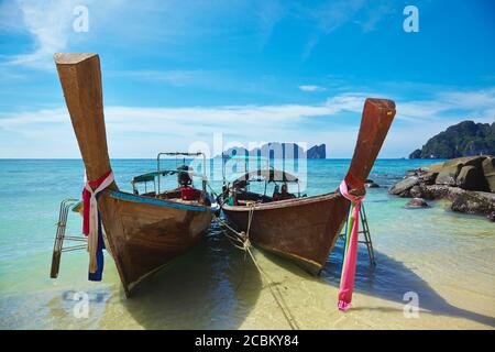 Imbarcazioni fisse in spiaggia, Phi Phi Don, Thailandia Foto Stock