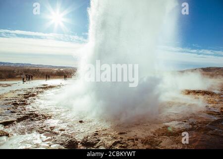 Strokkur geyser che erutta, Islanda Foto Stock