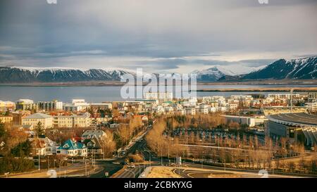 Vista mattutina sul nord di Reykjavik e sulla catena montuosa di Esja, Islanda Foto Stock