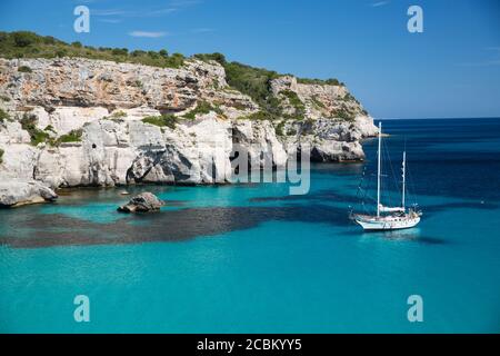 Vista della costa e yacht, Cala Macarelleta, Minorca, Spagna Foto Stock