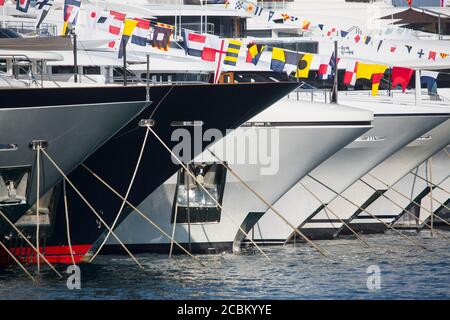 Primo piano di una fila di yacht di lusso ormeggiati a Port Hercule, Monte Carlo, Monaco Foto Stock