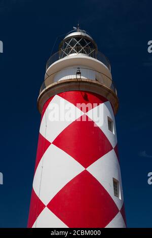 Vista dal basso angolo del faro, Parco Nazionale di Cabrera, Cabrera, Isole Baleari, Spagna Foto Stock