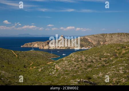 Vista in lontananza del castello e della baia, Cabrera Parco Nazionale, Cabrera, Isole Baleari, Spagna Foto Stock