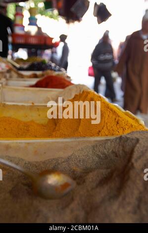 Mercato delle spezie, Piazza Djemaa el Fna, Marrakech, Marocco Foto Stock