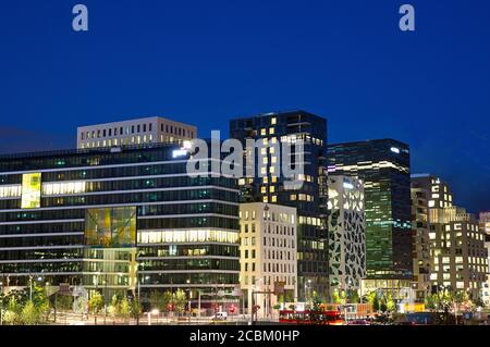 Edifici con codice a barre di notte, Oslo, Norvegia Foto Stock