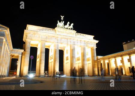 La Porta di Brandeburgo a Berlino la notte, Germania Foto Stock