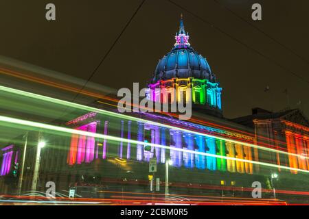 Municipio di San Francisco illuminato con luci arcobaleno per Pride, USA Foto Stock