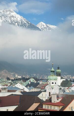 Vista ad alto angolo sui tetti e sulle Alpi, Innsbruck, Austria Foto Stock