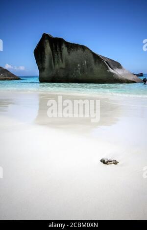 Spiaggia di sabbia bianca sull'isola di Koh Miang in Le isole Similan nel mare delle Andamane della Thailandia occidentale Foto Stock