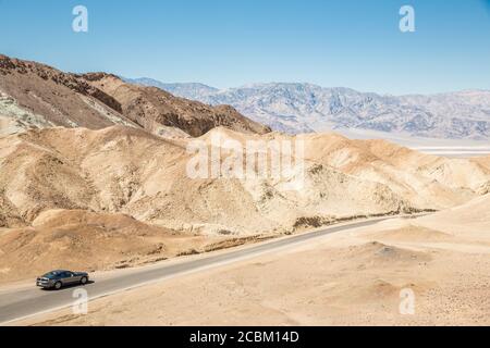 Guida su strada attraverso la Death Valley, California, USA Foto Stock