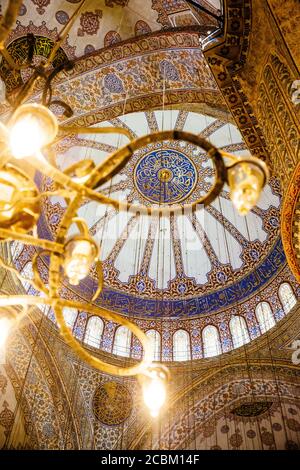 Vista ad angolo basso del soffitto a cupola, Moschea del Sultano Ahmed, Istanbul, Turchia Foto Stock