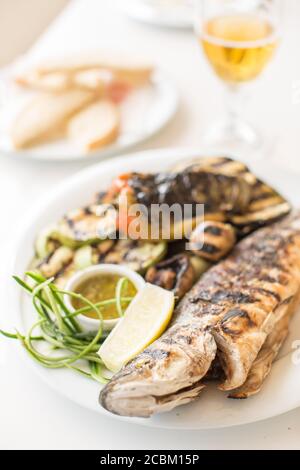 Piatto di piatti tradizionali al ristorante a Balchik, Bulgaria Foto Stock