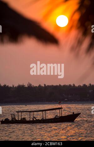 Barca da pesca al tramonto, Gili meno, Lombok, Indonesia Foto Stock