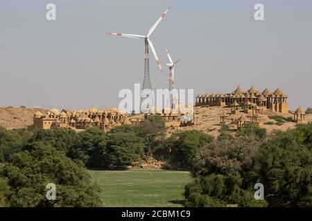 Turbine eoliche e Bada Bagh su collina, Jaisalmer, Rajasthan, India Foto Stock