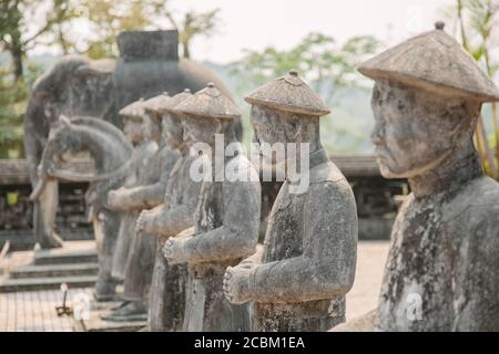 Primo piano di una fila di statue a Minh Mang Tomba, Hue, Vietnam Foto Stock