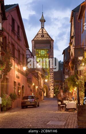 Città vecchia, Riquewihr, Alsazia, Francia Foto Stock