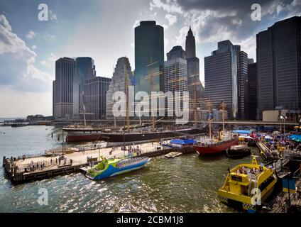 Skyline da South Street Seaport, New York City, New York, Stati Uniti Foto Stock