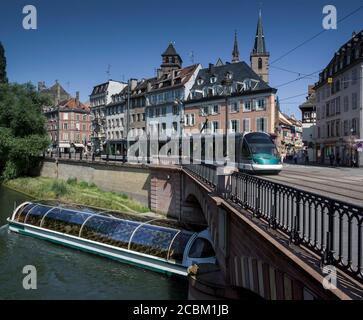 Tour in barca sul canale passando sotto il tram sul ponte, Strasburgo, Francia Foto Stock