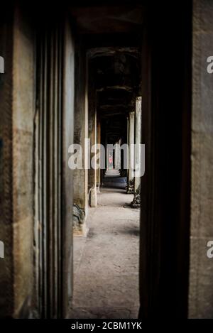 Prospettiva decrescente di corridoio nel tempio di Angkor Wat, Siem Reap, Cambogia Foto Stock