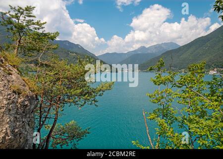 Il Lago di Ledro tra le Alpi del Trentino distretto . Foto Stock