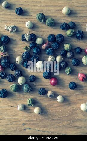 Macro shot di peppercorn su una superficie di lavoro in cucina Foto Stock