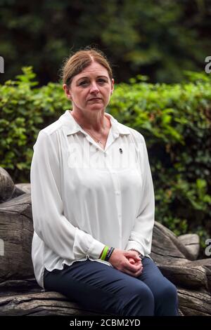 Deborah Adlam, madre di PC Andrew Harper, siede accanto al memoriale del figlio vicino a Reading, Berkshire, dopo aver partecipato a un servizio per celebrare il primo anniversario della sua morte. Foto Stock