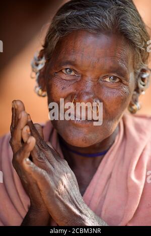 Donna tribale di Desia Kondh in un villaggio rurale vicino a Gunupur in Odisha, India Foto Stock