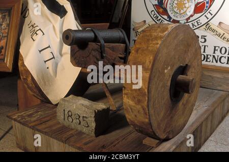 Gonzales, Texas USA: Il cannone "come and Take IT" sparò per la prima volta nella guerra del Texas per l'indipendenza dal Messico nel 1835 al Gonzales Memorial Museum. ©Bob Daemmrich Foto Stock