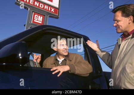 Austin, Texas USA, 2006: Il giovane uomo ispanico si siede all'interno di un nuovo camion che potrebbe acquistare mentre il venditore piazzava il veicolo. ©Bob Daemmrich Foto Stock