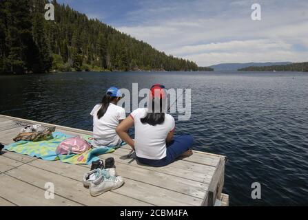 Lake Tahoe, California USA, 2006 giugno: Bambini ispanici che pescano al molo di Emerald Bay in una giornata estiva soleggiata. ©Bob Daemmrich Foto Stock