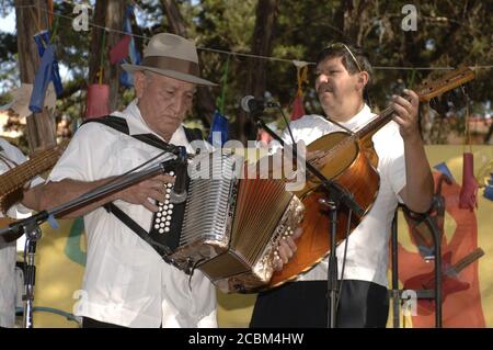 Austin, Texas USA, aprile 2006: La band in stile messicano tradizionale suona per la folla in un festival della comunità di Barton Hills nel sud di Austin come un fondo-raiser per sostenere l'educazione artistica alla scuola elementare di quartiere. ©Bob Daemmrich / Foto Stock