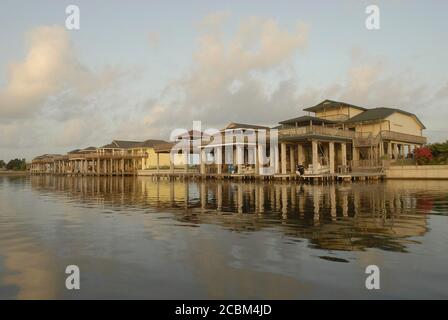 Port Mansfield, Texas USA, 12 luglio 2006: Il porto con cabine di pesca a Port Mansfield, Willacy County, Texas sulla costa meridionale. ©Bob Daemmrich Foto Stock