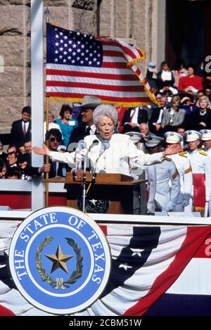 Austin, Texas USA, 15 gennaio 1991: Gov. Ann Richards parla alla sua cerimonia di giuramento durante i festeggiamenti inaugurali al Campidoglio del Texas. ©Bob Daemmrich Foto Stock