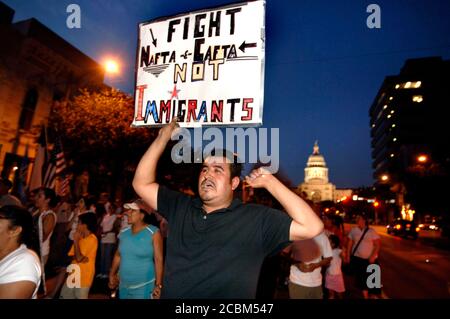 Austin, Texas USA, 7 settembre 2006: I sostenitori dei diritti di immigrazione si radunano come gruppi locali riuniti per contribuire a mantenere la questione visibile prima delle elezioni di metà mandato di novembre. Circa 400 immigrati e famiglie messicane marciarono pacificamente e tennero una veglia a lume di candela nel centro di Austin. ©Bob Daemmrich Foto Stock