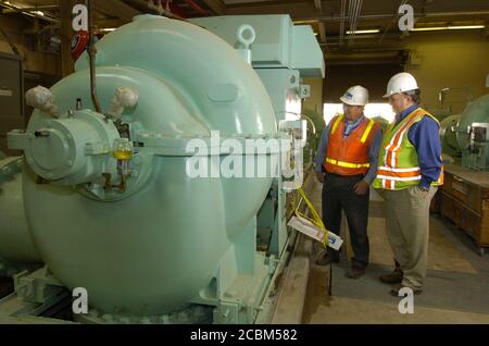 Austin, Texas USA, marzo 2005: Una grande pompa centrifuga presso l'impianto di trattamento delle acque Ulrich per la città di Austin. ©Bob Daemmrich Foto Stock