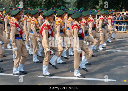 Kolkata, Bengala Occidentale, India - 26 Gennaio 2020 : i cadetti dell'accademia della tigre del Bengala dell'India (BTA) stanno marciando passato, in abito di Khaki per il giorno della Repubblica Indiana. Foto Stock